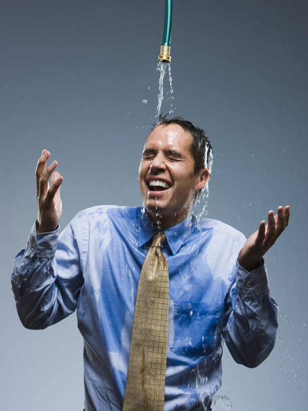 西方人,一个人,商务人士,商务男性,站,笑,微笑,露齿笑,竖图,室内,白天,正面,衬衫,安全,水,欧洲,欧洲人,仅一个男性,仅一个人,仅一个中年男性,飞溅,套装,溅,液体,水滴,领带,注视,水管,水珠,观察,看,站着,摄影,影棚,观看,消防,软管,察看,象征,庄重,关注,喷洒,商务装,身份,灭火,工薪阶层,正式,地位,消防器材,男人,男性,中年男性,白种人,白领,上班族,站立,半身,彩图,影棚拍摄,衬衣,拍摄,水带,消防水带