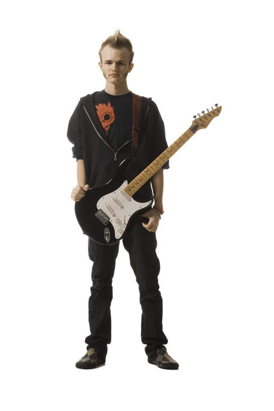 西方人,一个人,站,竖图,室内,白天,白色背景,正面,欧洲,欧洲人,仅一个男性,仅一个人,一把,握,服装,吉他,乐器,弦乐器,拿,拿着,注视,休闲装,仅一个年轻男性,衣服,观察,看,站着,休闲,休闲服,握着,摄影,服饰,影棚,观看,察看,关注,弹拨弦鸣乐器,莫西干头,莫西干发型,莫西干头型,男人,男性,年轻男性,白种人,站立,彩图,全身,影棚拍摄,拍摄,弹拨弦乐器