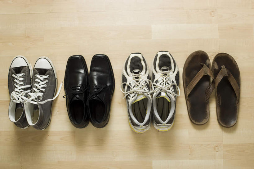 无人,横图,俯视,室内,特写,白天,凉鞋,鞋,运动鞋,静物,鞋子,一排,阴影,整齐,反射,影子,皮革,排列,四双,摄影,影棚,帆布鞋,休闲鞋,队列,彩图,高角度拍摄,影棚拍摄,夹趾拖鞋,皮鞋,人字拖,人字拖鞋,拍摄