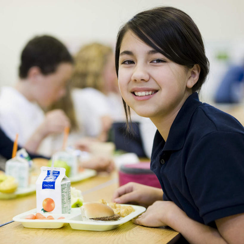 果汁,东方人,西方人,儿童,三个人,伙伴,朋友,坐,笑,微笑,露齿笑,横图,室内,白天,侧面,午餐,友谊,纯洁,餐桌,桌子,欧洲,欧洲人,亚洲,服装,朦胧,模糊,墙,食品,饮品,午饭,扭头,注视,休闲装,黄种人,墙壁,墙面,食物,饮料,小孩,衣服,观察,看,转头,休闲,同学,休闲服,可爱,童年,童趣,服饰,餐台,观看,察看,校友,关注,可口,童真,烂漫,无邪,同窗,学友,适口,天真,友情,男孩,男人,男性,女孩,女人,女性,白种人,亚洲人,坐着,半身,彩图,男生,女生