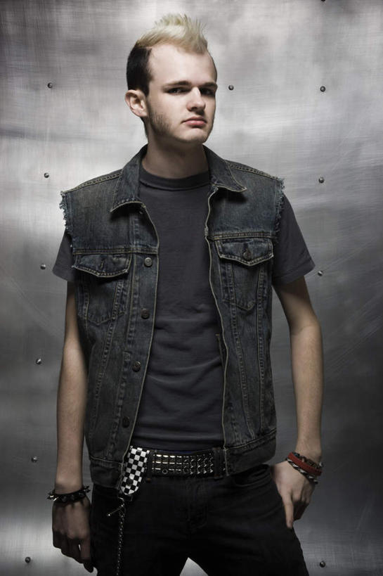 西方人,一个人,站,竖图,室内,白天,正面,欧洲,欧洲人,仅一个男性,仅一个人,服装,扭头,注视,休闲装,仅一个年轻男性,衣服,观察,看,站着,转头,休闲,休闲服,摄影,服饰,影棚,观看,察看,关注,手插袋,单手插袋,莫西干头,莫西干发型,单手抄兜,单手放兜,莫西干头型,男人,男性,年轻男性,白种人,插兜,手插兜,手放口袋,站立,半身,彩图,影棚拍摄,拍摄,手抄兜