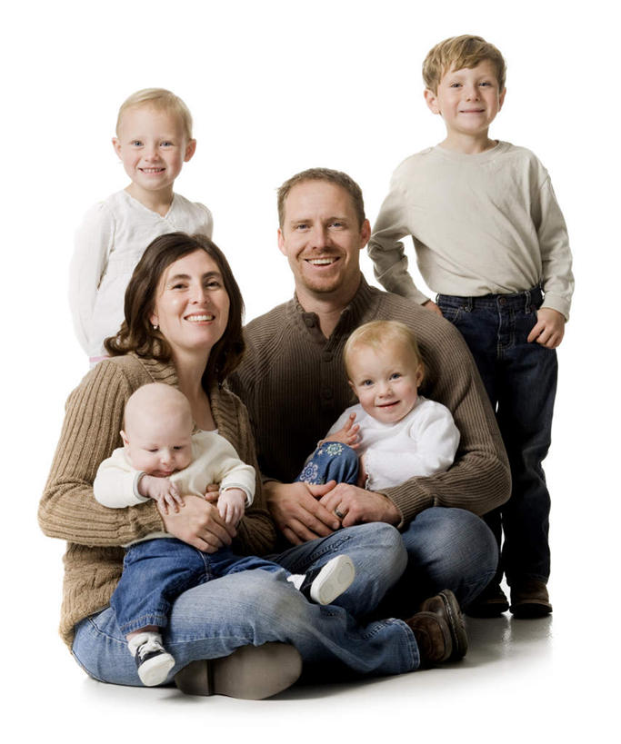 西方人,婴儿,儿童,中年人,家庭,夫妻,母亲,父亲,儿子,站,坐,蹲,抱,笑,盘腿,微笑,露齿笑,竖图,室内,白天,白色背景,正面,爱情,纯洁,欧洲,欧洲人,阴影,服装,裤子,反射,影子,浪漫,注视,牛仔裤,休闲装,小孩,衣服,观察,看,站着,六个人,休闲,温暖,温馨,父子,母子,一家人,休闲服,恩爱,父爱,可爱,母爱,童年,童趣,恋人,摄影,服饰,影棚,抱着,观看,和睦,察看,搂着,关注,宝宝,童真,烂漫,无邪,天真,男孩,男人,男性,女人,女性,中年男性,中年女性,白种人,孩子,夫妇,情侣,蹲着,怀抱,搂,搂抱,盘腿而坐,盘膝,盘着腿的,盘着腿坐,双腿交叉,相抱,拥抱,站立,坐着,彩图,全身,影棚拍摄,拍摄,伴侣,融洽,男生