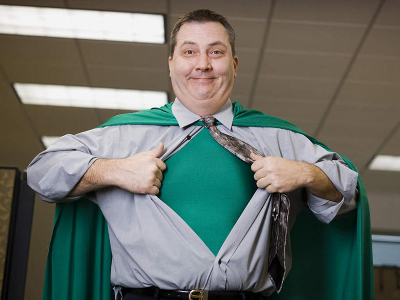 西方人,一个人,商务人士,商务男性,站,笑,微笑,横图,室内,白天,仰视,衬衫,天花板,照明,欧洲,欧洲人,仅一个男性,仅一个人,仅一个中年男性,握,阴影,套装,光线,影子,灯光,注视,顶灯,灯,绿色,灯具,观察,看,站着,握着,观看,照亮,察看,照明设备,关注,商务装,斗篷,工薪阶层,大氅,男人,男性,中年男性,白种人,白领,上班族,站立,半身,彩图,低角度拍摄,衬衣