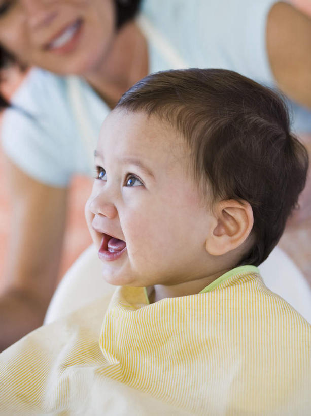 西方人,婴儿,儿童,两个人,坐,笑,微笑,露齿笑,竖图,室内,白天,正面,纯洁,欧洲,欧洲人,弯腰,服装,朦胧,模糊,围兜,注视,休闲装,小孩,衣服,黄色,蓝色,观察,看,张嘴,休闲,休闲服,可爱,服饰,活泼,观看,察看,关注,宝宝,张大嘴巴,纯真,烂漫,无邪,理发围布,弯身,剪发围布,理发围兜,围布,伶俐,天真,年轻女性,女人,女性,中年女性,白种人,孩子,张开嘴,坐着,半身,彩图