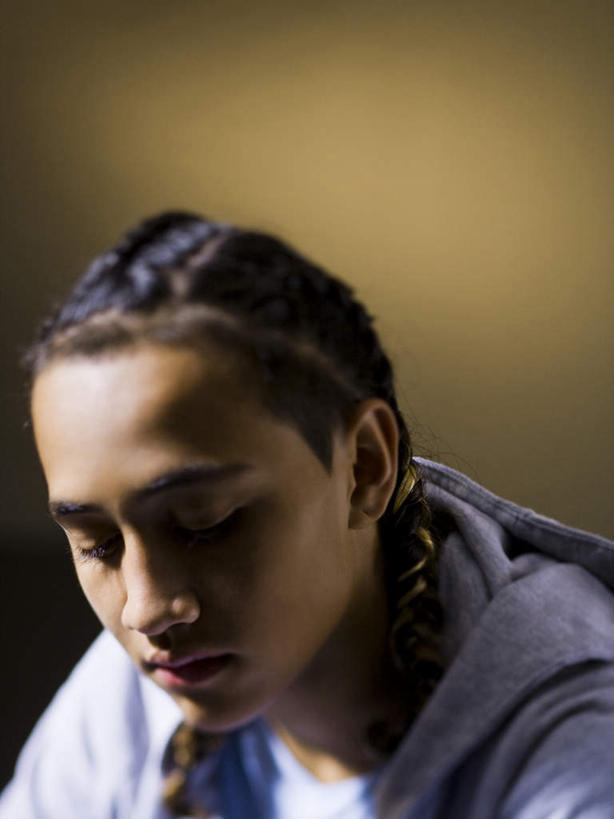 西方人,脸,头,脸颊,头发,一个人,闭眼,竖图,室内,特写,白天,正面,欧洲,欧洲人,仅一个男性,仅一个人,服装,休闲装,肩膀,仅一个年轻男性,衣服,灰色,休闲,休闲服,连帽衫,摄影,服饰,影棚,黑丝,帽衫,男人,男性,年轻男性,白种人,头部,直发,脸部,脸蛋,面部,闭眼睛,闭着眼,闭着眼睛,半身,彩图,影棚拍摄,拍摄,短发