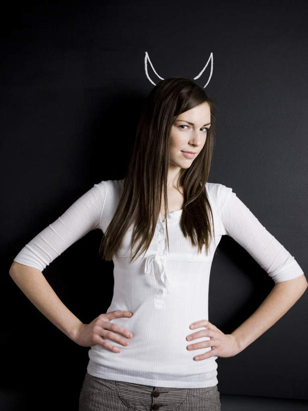 西方人,一个人,站,笑,微笑,竖图,室内,白天,正面,欧洲,欧洲人,仅一个年轻女性,仅一个女性,仅一个人,一块,服装,注视,休闲装,手叉腰,衣服,白色,黑色,黑板,叉腰,观察,看,站着,休闲,休闲服,教学,摄影,服饰,影棚,观看,察看,双手叉腰,关注,魔鬼,妖怪,耐磨,教学黑板,年轻女性,女人,女性,白种人,站立,半身,彩图,影棚拍摄,拍摄