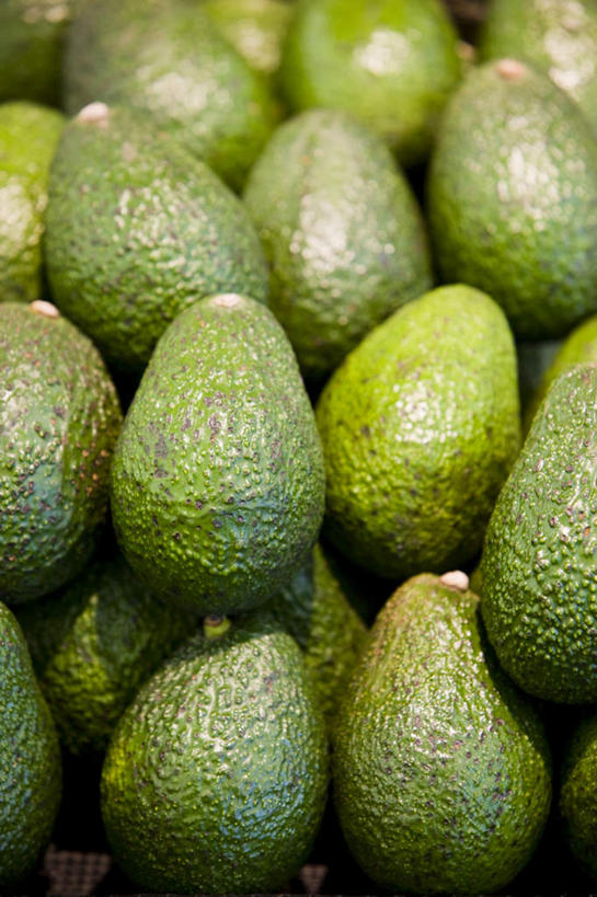 无人,竖图,俯视,室内,特写,白天,水果,一堆,许多,堆叠,堆积,新鲜,生食,食品,果实,很多,食物,绿色,酪梨,鳄梨,有机食品,绿色食品,堆,油梨,樟梨,牛油果,彩图,高角度拍摄