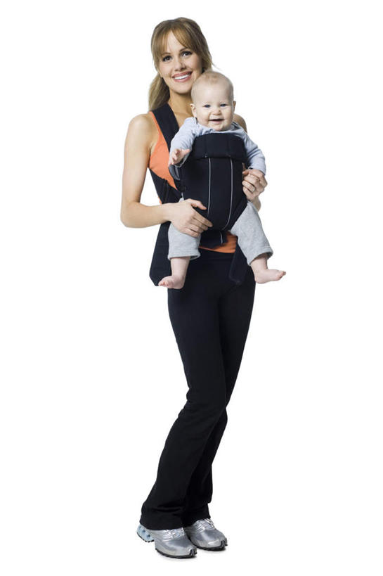 西方人,婴儿,儿童,两个人,家庭,母亲,站,抱,笑,微笑,露齿笑,竖图,室内,白天,白色背景,正面,婴儿服装,纯洁,欧洲,欧洲人,服装,注视,休闲装,小孩,衣服,观察,看,站着,休闲,温暖,温馨,一家人,休闲服,可爱,母爱,童年,童趣,摄影,服饰,活泼,影棚,抱着,观看,和睦,察看,搂着,关注,宝宝,童真,纯真,烂漫,无邪,母婴,伶俐,天真,年轻女性,女人,女性,白种人,孩子,年轻人,搂,搂抱,站立,彩图,全身,影棚拍摄,婴儿服,拍摄,融洽,婴儿背带