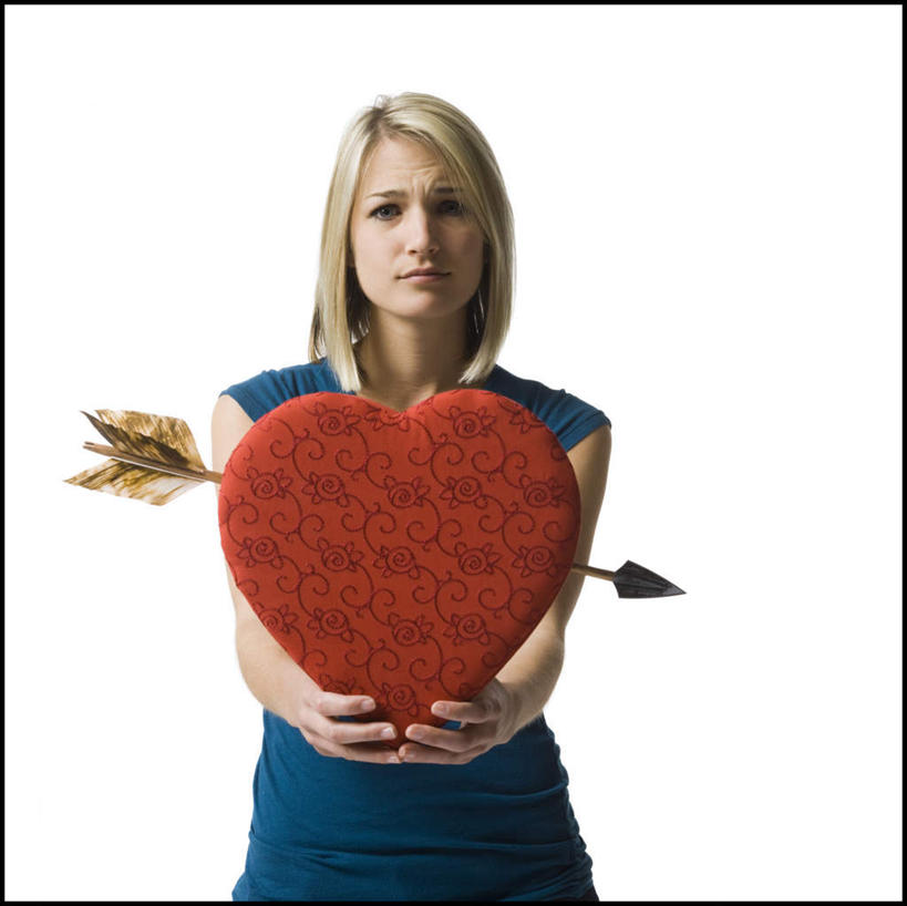 西方人,一个人,站,横图,室内,白天,白色背景,正面,爱情,欧洲,欧洲人,仅一个年轻女性,仅一个女性,仅一个人,握,服装,爱心,浪漫,拿,拿着,注视,休闲装,箭头,一个,衣服,红色,蓝色,观察,看,站着,休闲,温暖,温馨,心形,休闲服,武器,恩爱,战争,握着,摄影,服饰,影棚,单个,观看,和睦,察看,关注,兵器,远程,冷兵器,簇,矢,年轻女性,女人,女性,白种人,心型,站立,半身,彩图,影棚拍摄,拍摄,融洽