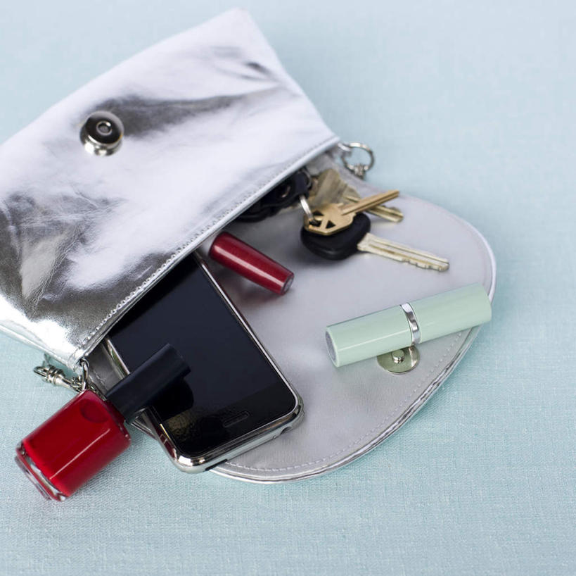 无人,打电话,横图,俯视,室内,特写,白天,安全,静物,电话,手机,装饰,防护,钥匙,指甲油,通讯设备,一个,红色,白色,摄影,皮夹子,钱包,影棚,单个,保护,华丽,修饰,点缀,开启,零钱包,皮夹,封闭,保险,私密,身份证,保全,周全,安稳,安定,防盗,衬托,美观,雅致,雅观,交流,平安,沟通,通话,彩图,高角度拍摄,影棚拍摄,拍摄