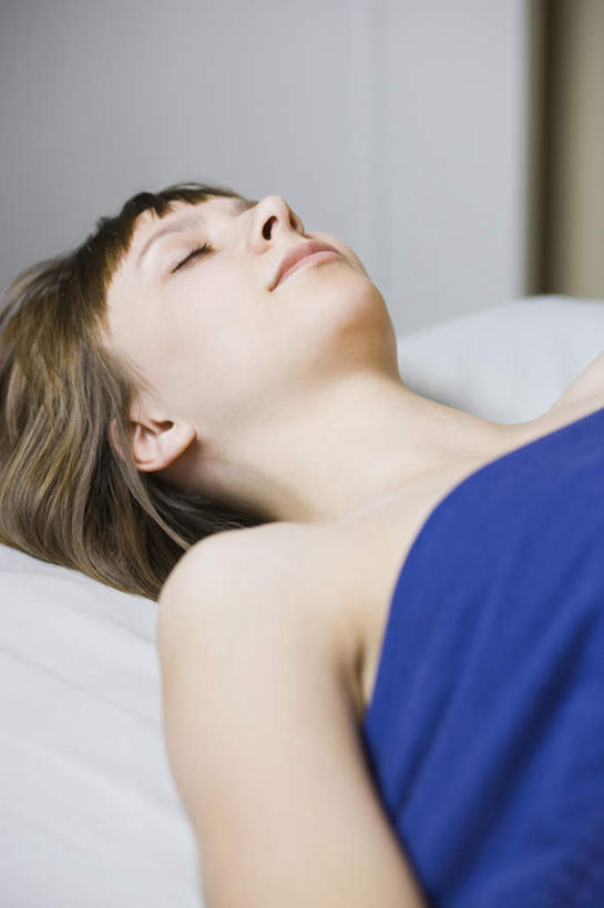 西方人,两个人,按摩师,躺,闭眼,睡,竖图,室内,白天,正面,床,欧洲,欧洲人,床单,被子,蓝色,被单,按摩床,卧着,年轻女性,女人,女性,白种人,技师,闭眼睛,闭着眼,闭着眼睛,困,困觉,寝息,睡觉,躺着,卧,半身,彩图,搓背床,理疗床,美容床,指压床