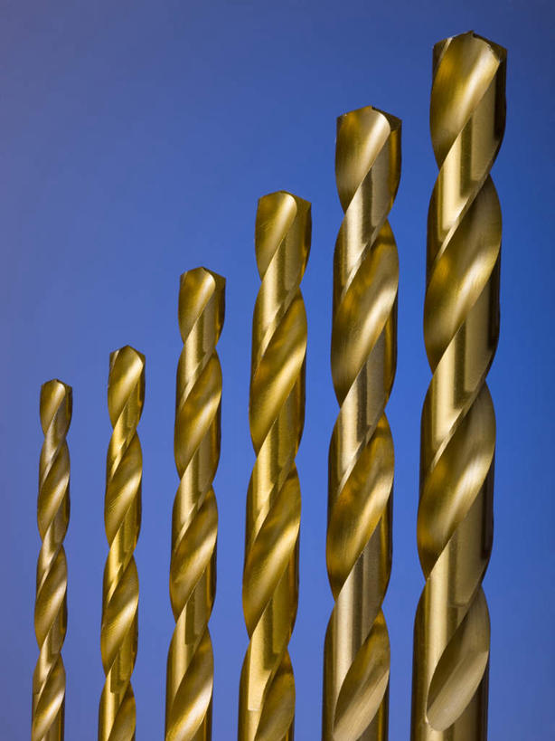 无人,竖图,室内,特写,白天,正面,静物,金属制品,一排,许多,蓝色背景,整齐,金属,工具,排列,金色,摄影,影棚,队列,钻头,彩图,影棚拍摄,拍摄