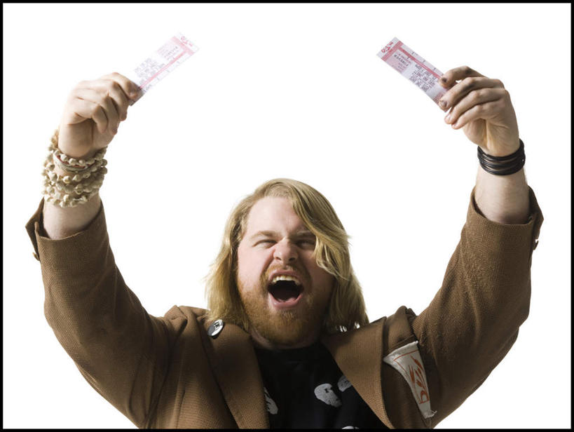 西方人,一个人,站,举,笑,大笑,横图,室内,白天,白色背景,正面,兴奋,欧洲,欧洲人,仅一个男性,仅一个人,两张,服装,注视,休闲装,装饰品,仅一个年轻男性,衣服,饰品,手链,首饰,观察,看,托,站着,张嘴,休闲,休闲服,摄影,服饰,影棚,观看,察看,夹克,关注,张大嘴巴,哈哈大笑,茄克,票子,男人,男性,年轻男性,白种人,张开嘴,举起,举手,举着,向上举,向上伸,向上托,站立,半身,彩图,影棚拍摄,高兴,狂笑,拍摄