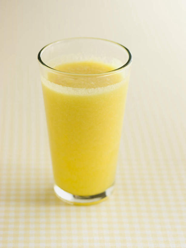 果汁,无人,竖图,俯视,室内,特写,白天,白色背景,菠萝,杯子,阴影,反射,布料,影子,饮品,一杯,布纹,玻璃制品,桌布,饮料,一个,黄色,餐巾,水杯,台布,摄影,影棚,单个,可口,菠萝汁,适口,玻璃杯,凤梨,彩图,高角度拍摄,影棚拍摄,拍摄