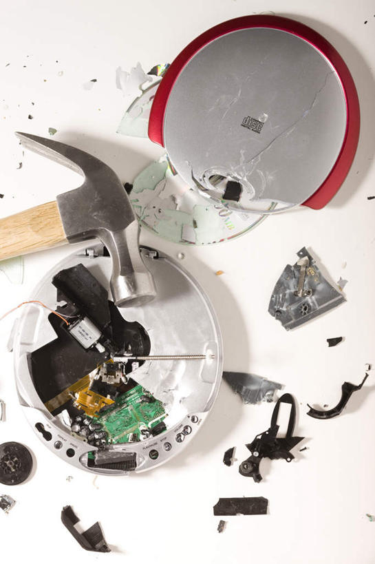 无人,竖图,俯视,室内,特写,白天,白色背景,陶醉,快乐,静物,敲打,破碎,锤子,工具,榔头,音乐,音乐播放器,随身听,享受,摄影,影棚,五金,变形,紧固,破裂,矫正,塑形,摧毁,牢固,CD机,彩图,高角度拍摄,影棚拍摄,拍摄,cd播放机,激光唱机,镭射唱机,播放器,沉醉