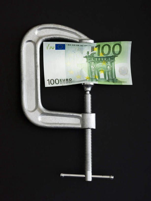 无人,竖图,俯视,室内,特写,白天,钱,静物,一把,一张,黑色背景,标志,钱币,数字,文字,字符,欧元,标识,绿色,钞票,金融,纸币,摄影,阿拉伯数字,影棚,经济,流通,纸钞,贸易,木工夹,C型夹,C型钳,G型夹,G型钳,货币,现金,彩图,高角度拍摄,影棚拍摄,拍摄