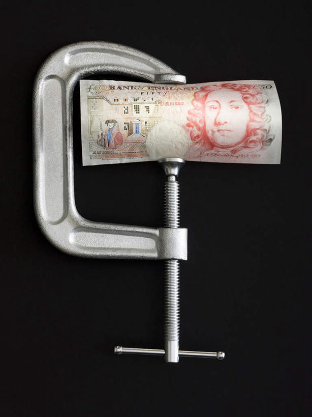 无人,竖图,俯视,室内,特写,白天,钱,静物,一把,一张,阴影,黑色背景,反射,钱币,影子,红色,钞票,金融,纸币,摄影,影棚,经济,英镑,流通,纸钞,贸易,木工夹,C型夹,C型钳,G型夹,G型钳,货币,现金,彩图,高角度拍摄,影棚拍摄,拍摄