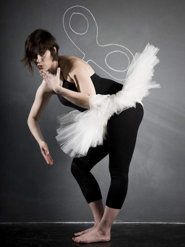 西方人,一个人,站,竖图,室内,白天,侧面,抽象,裙子,绘画,零件,欧洲,欧洲人,仅一个年轻女性,仅一个女性,仅一个人,撑,弯腰,阴影,黑色背景,服装,艺术,反射,彩绘,弹簧,图案,影子,艺术品,古典,注视,休闲装,光脚,文化,衣服,工艺品,观察,看,品味,站着,休闲,概念,疲倦,赤脚,休闲服,短裙,摄影,服饰,影棚,观看,美术,发条,察看,疲劳,撑着,高雅,疲惫,关注,困乏,疲乏,美学,弯身,芭蕾舞裙,芭蕾裙,委顿,疲困,疲顿,疲钝,倦怠,怠倦,图文,年轻女性,女人,女性,白种人,站立,彩图,全身,影棚拍摄,拍摄,涂鸦,平弹簧