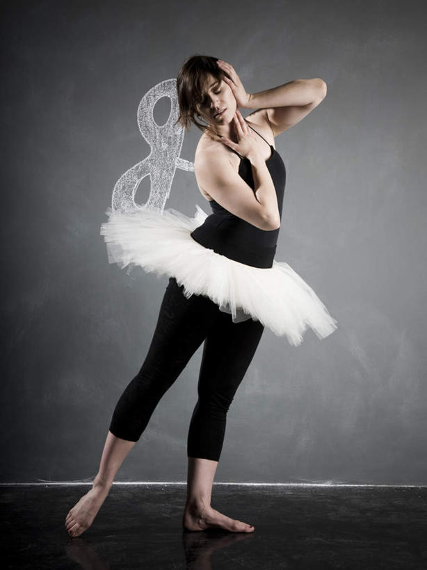 西方人,一个人,站,举,竖图,室内,白天,正面,抽象,裙子,跳舞,绘画,零件,芭蕾,欧洲,欧洲人,仅一个年轻女性,仅一个女性,仅一个人,抱头,阴影,黑色背景,服装,艺术,反射,彩绘,弹簧,图案,影子,艺术品,古典,扭头,注视,休闲装,光脚,文化,衣服,工艺品,观察,看,品味,站着,转头,休闲,概念,赤脚,休闲服,短裙,摄影,服饰,影棚,观看,美术,发条,察看,高雅,关注,舞姿,美学,芭蕾舞裙,芭蕾裙,捧首,捧头,图文,芭蕾舞,年轻女性,女人,女性,白种人,站立,彩图,全身,影棚拍摄,拍摄,涂鸦,舞蹈,平弹簧