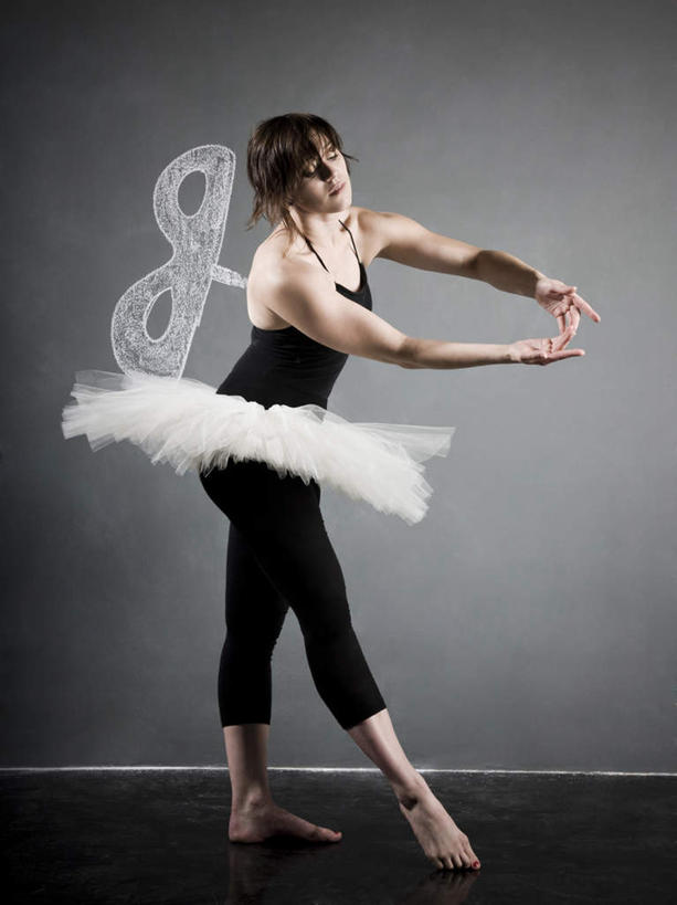 西方人,一个人,站,举,竖图,室内,白天,侧面,抽象,裙子,跳舞,绘画,零件,芭蕾,欧洲,欧洲人,仅一个年轻女性,仅一个女性,仅一个人,阴影,黑色背景,服装,艺术,反射,彩绘,弹簧,图案,影子,艺术品,古典,注视,休闲装,光脚,文化,衣服,工艺品,观察,看,品味,托,站着,休闲,概念,赤脚,休闲服,短裙,摄影,服饰,影棚,观看,美术,发条,察看,高雅,关注,舞姿,美学,芭蕾舞裙,芭蕾裙,图文,芭蕾舞,年轻女性,女人,女性,白种人,举起,举手,举着,向上举,向上伸,向上托,站立,彩图,全身,影棚拍摄,拍摄,涂鸦,舞蹈,平弹簧