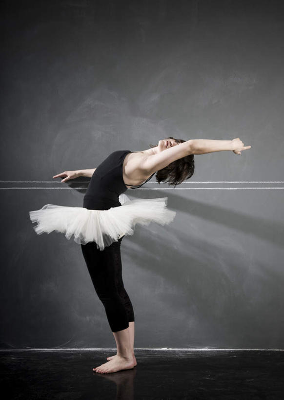 西方人,一个人,站,举,竖图,室内,白天,侧面,抽象,裙子,跳舞,绘画,零件,芭蕾,欧洲,欧洲人,仅一个年轻女性,仅一个女性,仅一个人,弯腰,阴影,黑色背景,服装,艺术,反射,彩绘,弹簧,图案,影子,艺术品,古典,注视,休闲装,光脚,文化,衣服,工艺品,观察,看,品味,托,站着,休闲,概念,赤脚,休闲服,短裙,摄影,服饰,影棚,观看,美术,发条,察看,高雅,关注,舞姿,美学,弯身,芭蕾舞裙,芭蕾裙,图文,芭蕾舞,年轻女性,女人,女性,白种人,举起,举手,举着,向上举,向上伸,向上托,站立,彩图,全身,影棚拍摄,拍摄,涂鸦,舞蹈,平弹簧