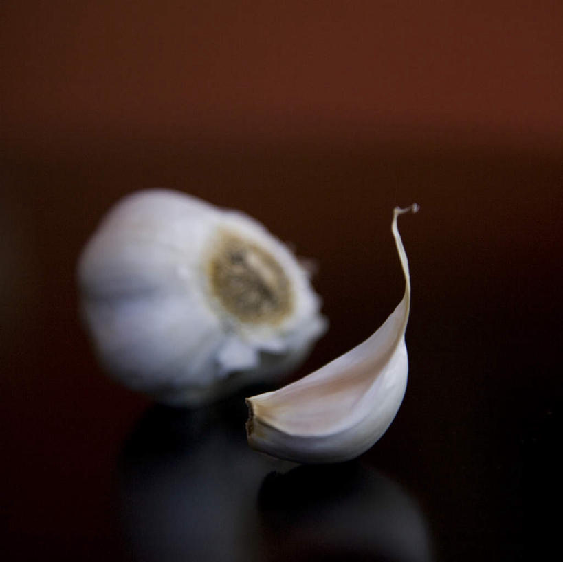 无人,横图,俯视,室内,特写,白天,桌面,桌子,蔬菜,蒜,阴影,朦胧,模糊,新鲜,反射,木制,影子,食品,蒜头,食物,木制品,剥开,有机食品,绿色食品,胡蒜,大蒜,彩图,高角度拍摄