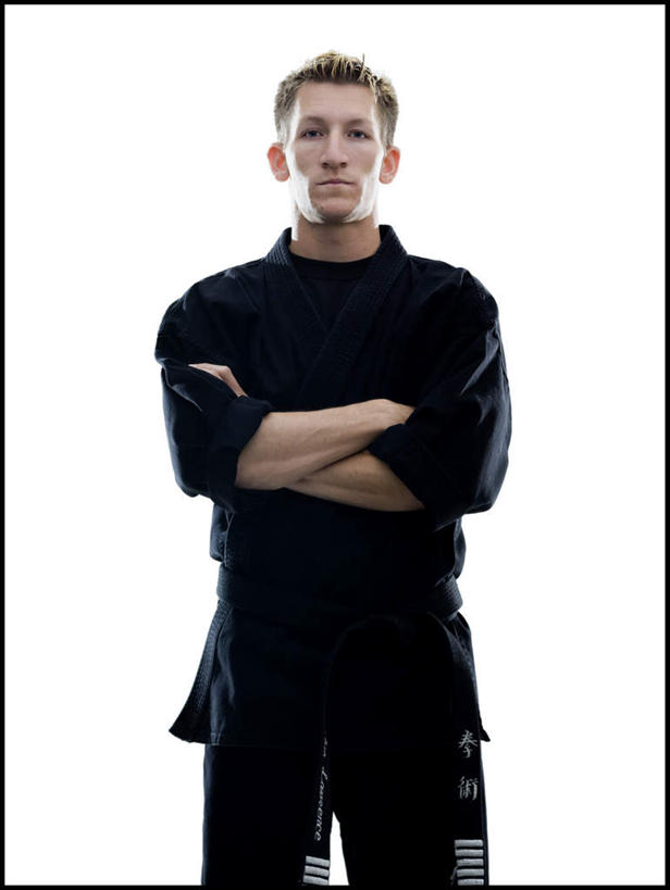 西方人,一个人,站,双手交叉,竖图,室内,白天,白色背景,正面,锻炼,运动,武术,欧洲,欧洲人,仅一个男性,仅一个人,仅一个中年男性,服装,注视,衣服,黑色,观察,看,站着,教练,摄影,服饰,影棚,观看,察看,双手抱胸,衣着,穿着,关注,搏击,空手道,柔道服,衣饰,体育,男人,男性,中年男性,白种人,站立,半身,彩图,影棚拍摄,健身,拍摄,空手,唐手,武道,练功服