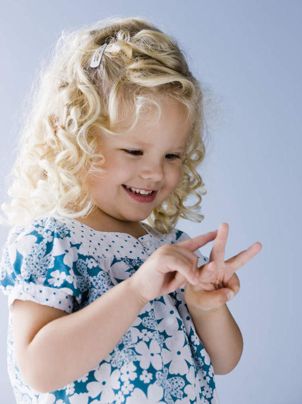 西方人,儿童,一个人,站,笑,微笑,露齿笑,竖图,室内,白天,白色背景,正面,纯洁,欧洲,欧洲人,仅一个女性,仅一个人,蓝色背景,服装,计算,注视,休闲装,小孩,衣服,观察,看,站着,仅一个小孩,休闲,休闲服,可爱,童年,童趣,摄影,服饰,影棚,观看,察看,关注,童真,烂漫,无邪,计较,盘算,天真,女孩,女人,女性,白种人,孩子,站立,半身,彩图,影棚拍摄,拍摄,女生