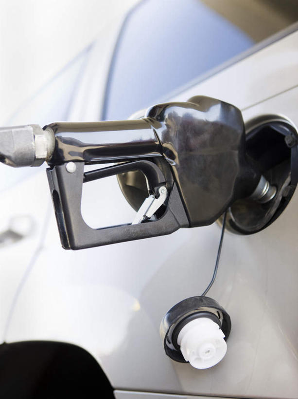 无人,竖图,室外,特写,白天,正面,汽车,一辆,阴影,光线,影子,车,阳光,交通工具,轿车,加油站,载具,加油枪,计量加油枪,输油枪,油枪,彩图,补充站,公共加油站,汽车加油站