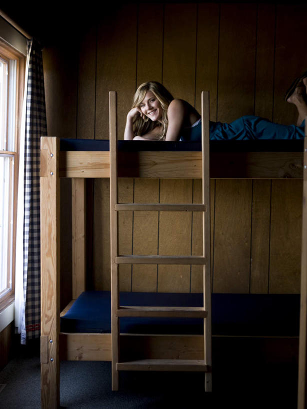 西方人,一个人,竖图,室内,白天,仰视,窗户,床,卧室,欧洲,欧洲人,仅一个年轻女性,仅一个女性,仅一个人,撑,服装,墙,床单,托腮,注视,休闲装,被子,玻璃窗,墙壁,墙面,衣服,观察,看,趴着,托,休闲,休闲服,服饰,观看,察看,被单,关注,托下巴,双层床,学生双层床,年轻女性,女人,女性,白种人,趴,半身,彩图,低角度拍摄,睡房,卧房