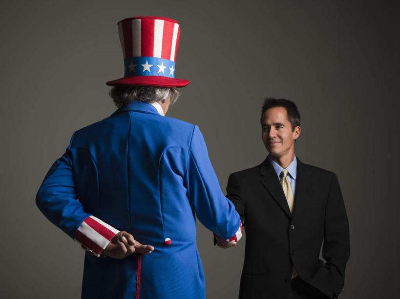 西方人,中指,背部,两个人,伙伴,朋友,商务人士,商务男性,站,握手,笑,微笑,露齿笑,横图,室内,白天,正面,衬衫,友谊,合作,团队,帽子,欧洲,欧洲人,指,阴影,灰色背景,套装,反射,影子,领带,注视,礼帽,方向,观察,看,手势,站着,向上,竖,战略,摄影,影棚,观看,翘,察看,指向,象征,庄重,鄙视,关注,挑衅,商务装,身份,工薪阶层,藐视,讽刺,蔑视,嘲笑,联合,合谋,正式,地位,人身攻击,配合,协作,男人,男性,中年男性,白种人,白领,上班族,五角星,搀手,拉手,手搀手,手拉手,手牵手,手握手,站立,半身,彩图,影棚拍摄,衬衣,拍摄