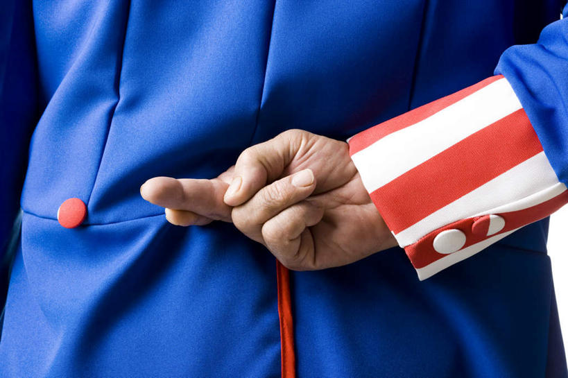 西方人,中指,一个人,站,交叉,横图,室内,特写,白天,白色背景,西装,欧洲,欧洲人,仅一个男性,仅一个人,阴影,套装,正装,曲折,反射,影子,职业装,背面,祈祷,手势,站着,仅一个老年男性,摄影,影棚,期待,虚假,誓言,食指,亲近,祝愿,背手,期盼,邪恶,结束,终结,完成,赌咒,撒谎,欺骗,谎言,隐瞒,相交,交集,幸运,老年男性,男人,男性,白种人,站立,半身,彩图,影棚拍摄,拍摄