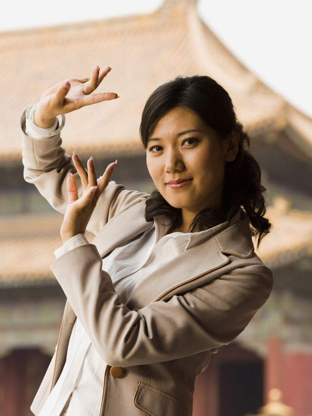 东方人,无名指,小指,一个人,商务人士,商务女性,故宫,宫殿,站,举,笑,微笑,露齿笑,竖图,室外,白天,正面,北京,中国,亚洲,仅一个年轻女性,仅一个女性,仅一个人,套装,朦胧,模糊,首都,注视,黄种人,紫禁城,观察,看,手势,托,站着,观看,兰花指,察看,权利,食指,关注,商务装,工薪阶层,东亚,中华人民共和国,北京市,京,北平,华北地区,北京故宫博物院,君子指,年轻女性,女人,女性,亚洲人,白领,上班族,举起,举手,举着,向上举,向上伸,向上托,站立,半身,彩图