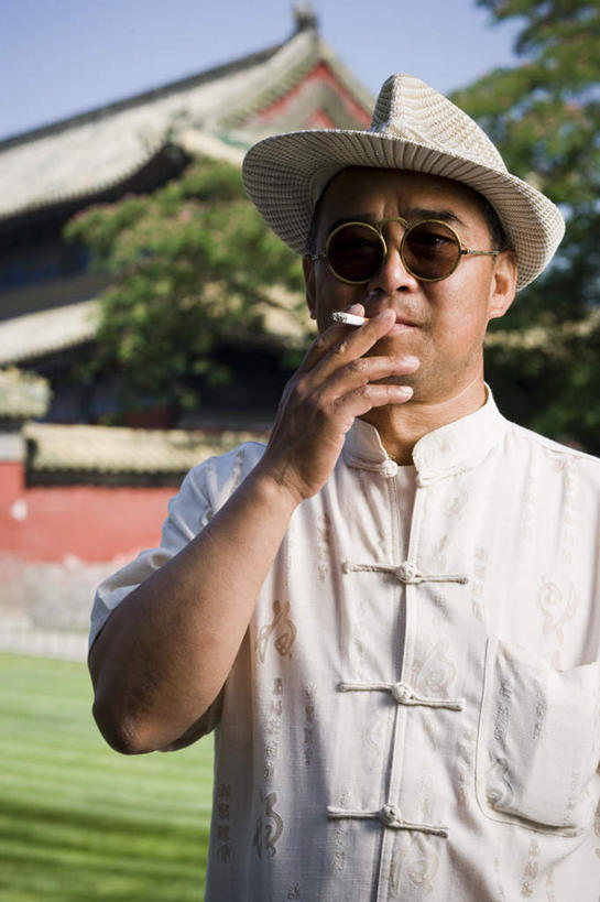 东方人,一个人,寺庙,站,吸烟,竖图,室外,白天,正面,草地,草坪,植物,香烟,帽子,亚洲,仅一个男性,仅一个人,握,阴影,服装,节日,光线,草帽,墨镜,眼镜,影子,燃烧,拿,拿着,注视,休闲装,黄种人,文化,草,树,树木,衣服,蓝色,绿色,蓝天,天空,阳光,自然,太阳镜,太阳眼镜,香火,庙宇,天,观察,看,祈祷,站着,仅一个老年男性,休闲,健康,休闲服,烟,遮阳镜,握着,许愿,宗教,服饰,信仰,生长,晴朗,成长,观看,纪念,祈求,察看,关注,万里无云,道观,平安,老年男性,男人,男性,亚洲人,卷烟,烟草,纸烟,晴空,晴空万里,抽烟,站立,半身,彩图,庙,寺
