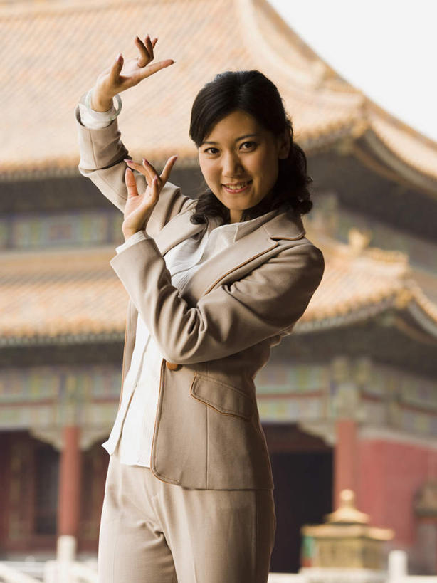 东方人,无名指,小指,一个人,商务人士,商务女性,故宫,宫殿,站,举,笑,微笑,露齿笑,竖图,室外,白天,正面,北京,中国,亚洲,仅一个年轻女性,仅一个女性,仅一个人,套装,朦胧,模糊,首都,注视,黄种人,紫禁城,观察,看,手势,托,站着,观看,兰花指,察看,权利,食指,关注,商务装,工薪阶层,东亚,中华人民共和国,北京市,京,北平,华北地区,北京故宫博物院,君子指,年轻女性,女人,女性,亚洲人,白领,上班族,举起,举手,举着,向上举,向上伸,向上托,站立,半身,彩图