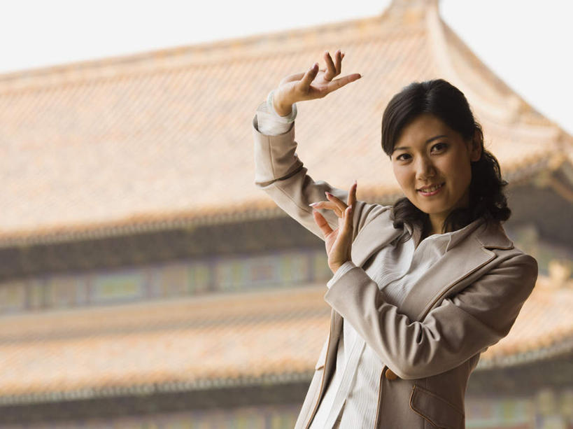 东方人,无名指,小指,一个人,商务人士,商务女性,故宫,宫殿,站,举,笑,微笑,露齿笑,横图,室外,白天,仰视,北京,中国,亚洲,仅一个年轻女性,仅一个女性,仅一个人,套装,朦胧,模糊,首都,注视,黄种人,紫禁城,观察,看,手势,托,站着,观看,兰花指,察看,权利,食指,关注,商务装,工薪阶层,东亚,中华人民共和国,北京市,京,北平,华北地区,北京故宫博物院,君子指,年轻女性,女人,女性,亚洲人,白领,上班族,举起,举手,举着,向上举,向上伸,向上托,站立,半身,彩图,低角度拍摄