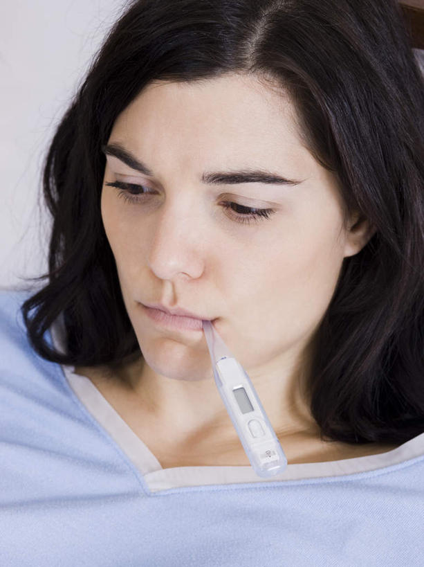 西方人,脸,头,脸颊,一个人,躺,竖图,俯视,室内,特写,白天,安全,床,靠垫,生活用品,卧室,欧洲,欧洲人,仅一个年轻女性,仅一个女性,仅一个人,咬,服装,朦胧,模糊,医学,测量,器材,温度计,双人床,床单,靠枕,注视,休闲装,被子,显示屏,肩膀,衣服,体温计,垫子,枕头,观察,看,休闲,休闲服,服饰,观看,快速,温度,咬着,察看,感冒,医疗,卫生,准确,被单,体温,关注,精度,精准,发烧,电子温度计,电子体温计,流感,物理,感温头,温度传感器,读数,快捷,医用温度计,量温棒,热电偶,发热,卧着,年轻女性,女人,女性,白种人,头部,脸部,脸蛋,面部,躺着,卧,半身,彩图,高角度拍摄,睡房,卧房