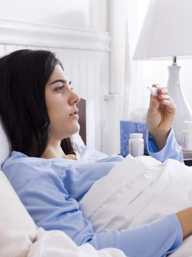 西方人,一个人,躺,竖图,室内,白天,侧面,安全,床,靠垫,生活用品,台灯,卧室,照明,欧洲,欧洲人,仅一个年轻女性,仅一个女性,仅一个人,握,服装,医学,测量,器材,温度计,纸,双人床,灯光,床单,靠枕,拿,拿着,注视,休闲装,被子,显示屏,灯,衣服,体温计,灯具,垫子,枕头,纸巾,日用品,观察,看,休闲,休闲服,握着,服饰,卫生纸,观看,快速,温度,照亮,察看,感冒,医疗,卫生,准确,被单,体温,照明设备,关注,精度,精准,发烧,电子温度计,电子体温计,流感,物理,感温头,温度传感器,读数,快捷,医用温度计,量温棒,热电偶,发热,生活用纸,卧着,年轻女性,女人,女性,白种人,躺着,卧,半身,彩图,睡房,卧房