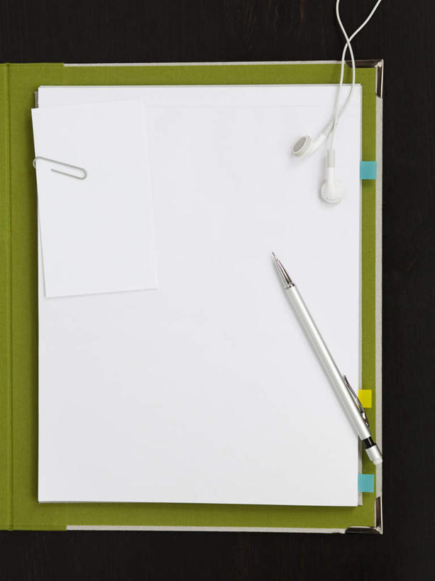 无人,竖图,俯视,室内,特写,白天,快乐,满意,幸福,静物,金属制品,阴影,黑色背景,反射,粘性,金属,笔,影子,办公用品,便利贴,便签,回形针,记事本,音响,音乐,娱乐,文具,本子,笔记本,耳机,铅笔,学习用品,享受,休闲,放松,摄影,影棚,办公设备,文具用品,记事,一支,舒适,享乐,自动铅笔,曲别针,快捷,文化工具,方便,N次贴,便条贴,告诉贴,即时贴,彩图,高角度拍摄,影棚拍摄,拍摄