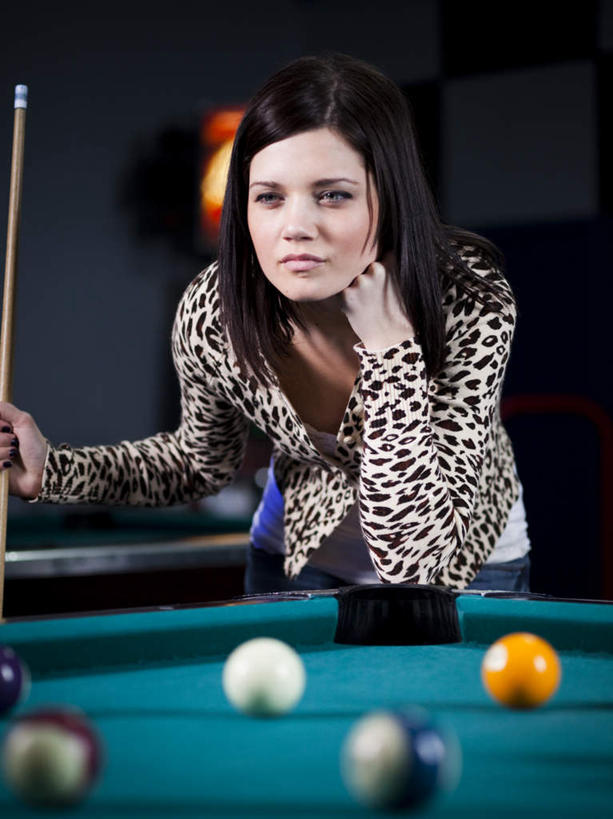 西方人,一个人,站,竖图,室内,白天,正面,台球,欧洲,欧洲人,仅一个年轻女性,仅一个女性,仅一个人,撑,弯腰,撞球,阴影,服装,光线,球杆,影子,灯光,托腮,注视,休闲装,运动器械,彩球,衣服,观察,看,托,站着,休闲,休闲服,健身器械,豹纹,服饰,观看,察看,台球桌,关注,托下巴,健身器材,斯诺克,桌球室,弯身,斯诺克球,斯诺克台球,桌球,年轻女性,女人,女性,白种人,长发,站立,半身,彩图,运动器材