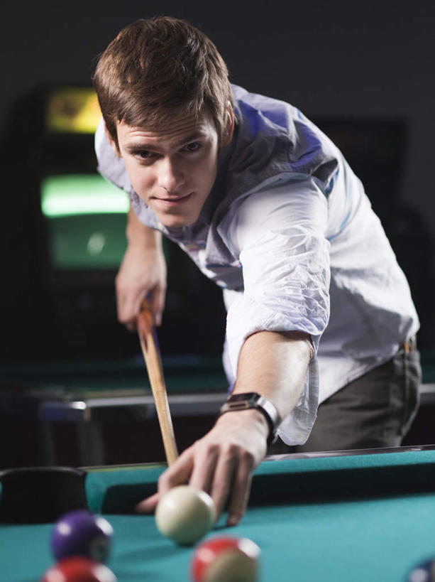 西方人,一个人,站,笑,微笑,露齿笑,竖图,室内,白天,正面,衬衫,台球,欧洲,欧洲人,仅一个男性,仅一个人,弯腰,握,撞球,阴影,光线,击球,球杆,影子,灯光,拿,拿着,注视,运动器械,彩球,仅一个年轻男性,观察,看,站着,健身器械,握着,观看,察看,台球桌,关注,健身器材,斯诺克,桌球室,弯身,斯诺克球,斯诺克台球,桌球,男人,男性,年轻男性,白种人,站立,半身,彩图,衬衣,运动器材