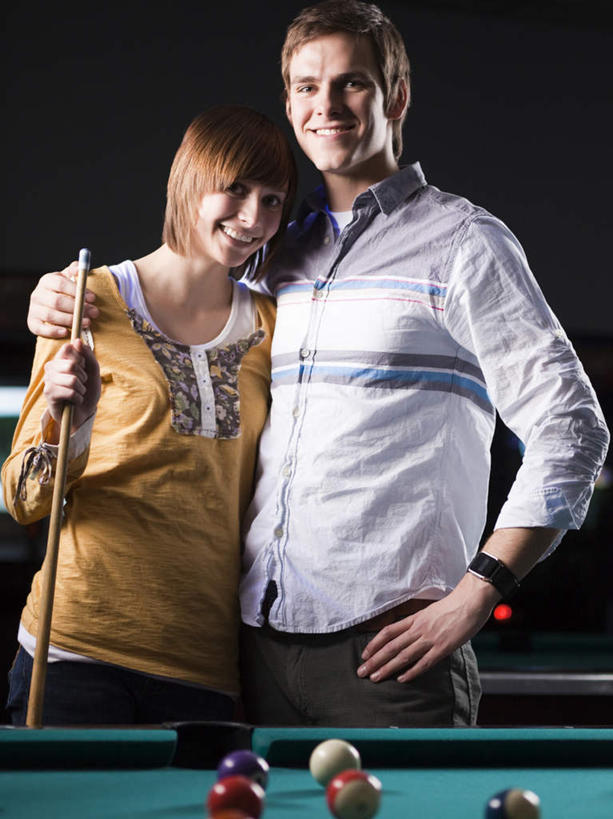 西方人,两个人,站,抱,笑,微笑,露齿笑,竖图,室内,白天,正面,衬衫,爱情,台球,欧洲,欧洲人,握,撞球,阴影,服装,光线,球杆,影子,灯光,浪漫,拿,拿着,注视,休闲装,运动器械,手叉腰,彩球,衣服,叉腰,观察,看,站着,休闲,温暖,温馨,休闲服,橙色,健身器械,恩爱,握着,恋人,服饰,抱着,观看,和睦,察看,台球桌,搂着,关注,健身器材,斯诺克,桌球室,斯诺克球,斯诺克台球,桌球,男人,男性,年轻男性,年轻女性,女人,女性,白种人,情侣,搂,搂抱,站立,半身,彩图,衬衣,伴侣,融洽,运动器材