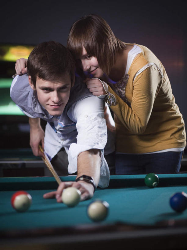 西方人,两个人,站,抱,笑,微笑,露齿笑,竖图,室内,白天,正面,衬衫,爱情,台球,欧洲,欧洲人,弯腰,握,撞球,阴影,服装,光线,击球,球杆,影子,灯光,浪漫,拿,拿着,注视,休闲装,运动器械,彩球,衣服,观察,看,站着,休闲,温暖,温馨,休闲服,橙色,健身器械,恩爱,握着,恋人,服饰,抱着,观看,和睦,察看,台球桌,搂着,关注,健身器材,斯诺克,桌球室,弯身,斯诺克球,斯诺克台球,桌球,男人,男性,年轻男性,年轻女性,女人,女性,白种人,情侣,搂,搂抱,站立,半身,彩图,衬衣,伴侣,融洽,运动器材