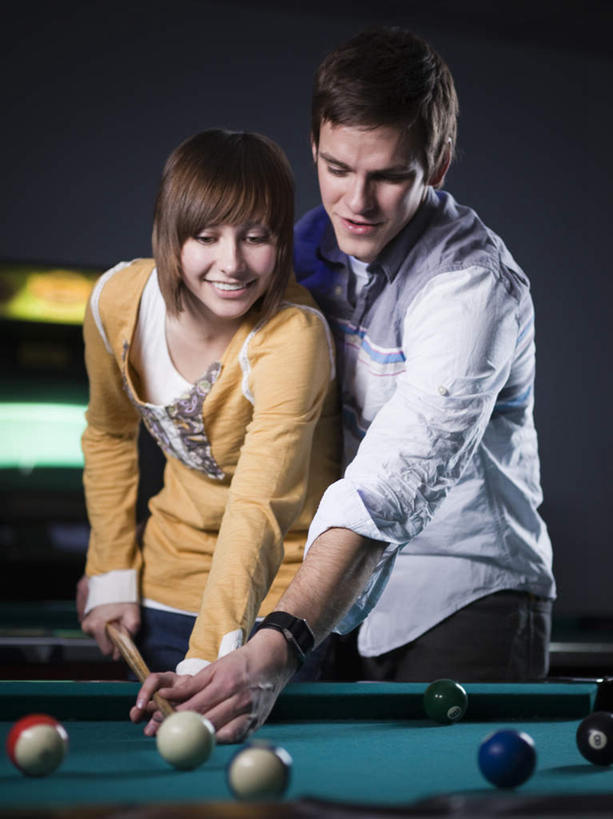 西方人,两个人,站,抱,笑,微笑,露齿笑,竖图,室内,白天,正面,衬衫,爱情,台球,欧洲,欧洲人,握,撞球,阴影,服装,光线,击球,球杆,影子,灯光,浪漫,拿,拿着,注视,休闲装,运动器械,彩球,衣服,观察,看,站着,休闲,温暖,温馨,休闲服,橙色,健身器械,恩爱,握着,恋人,服饰,抱着,观看,和睦,察看,台球桌,搂着,关注,健身器材,斯诺克,桌球室,斯诺克球,斯诺克台球,桌球,男人,男性,年轻男性,年轻女性,女人,女性,白种人,情侣,教授,搂,搂抱,站立,半身,彩图,衬衣,伴侣,融洽,运动器材