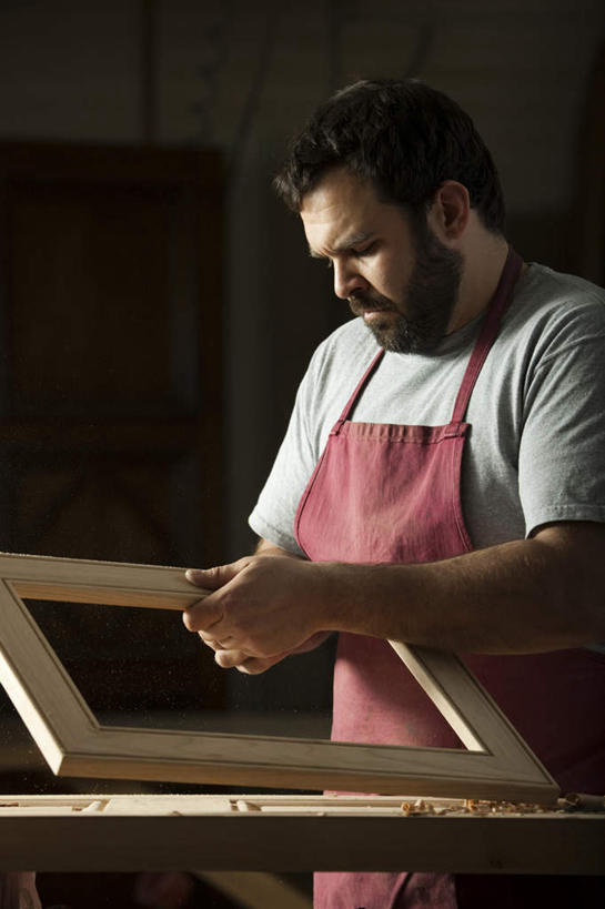 西方人,一个人,木匠,站,竖图,室内,白天,正面,T恤衫,欧洲,欧洲人,仅一个男性,仅一个人,仅一个中年男性,握,木材,木框,围裙,墙,拿,T恤,拿着,注视,墙壁,墙面,木柴,红色,低头,观察,看,站着,握着,木料,观看,察看,操作,关注,男人,男性,中年男性,白种人,木工,站立,半身,彩图