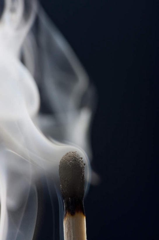 无人,竖图,室内,特写,白天,正面,静物,黑色背景,朦胧,模糊,木制,火柴,烟雾,木制品,点燃,烟,摄影,影棚,上升,洋火,火柴梗,取火工具,升腾,彩图,影棚拍摄,拍摄