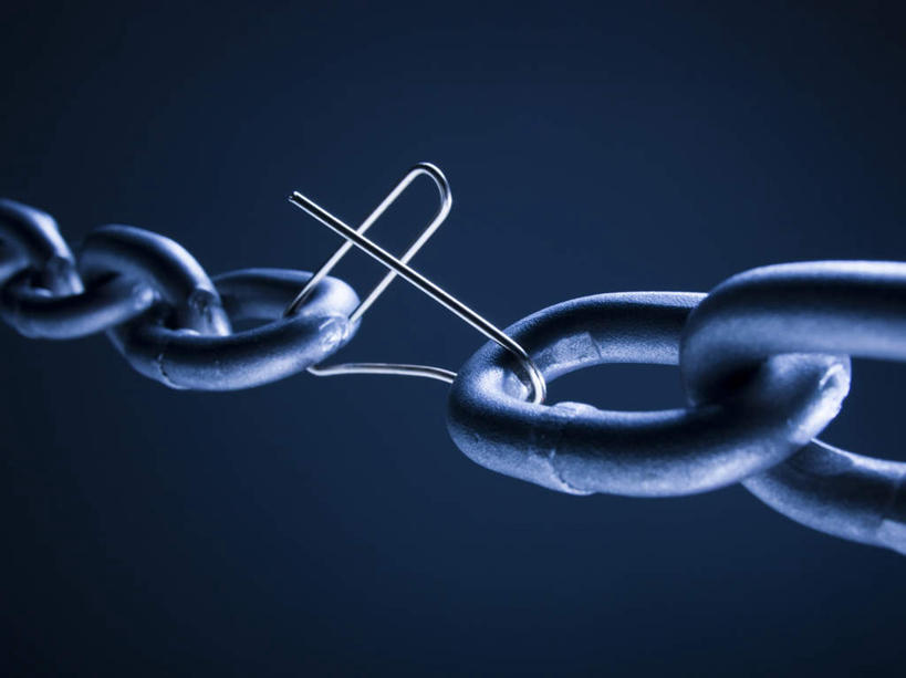 无人,横图,室内,特写,白天,正面,静物,金属制品,连接,阴影,蓝色背景,组合,朦胧,模糊,反射,金属,影子,办公用品,回形针,学习用品,断裂,摄影,铁链,影棚,链条,链接,文具用品,脆弱,紧固,拼接,拼凑,曲别针,拼合,凑集,聚合,撮合,链结,牢固,薄弱,彩图,影棚拍摄,拍摄