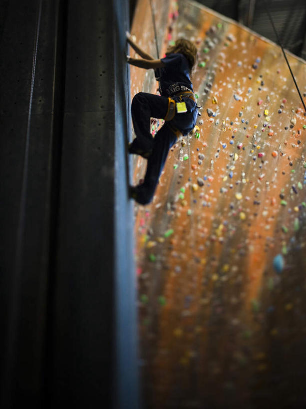 西方人,儿童,一个人,攀登,竖图,室内,白天,仰视,锻炼,旅游,度假,探险,纯洁,运动,攀岩,欧洲,欧洲人,仅一个男性,仅一个人,墙,背光,娱乐,极限运动,墙壁,墙面,小孩,仅一个小孩,享受,休闲,爬,放松,可爱,童年,童趣,室外运动,户外运动,逆光,童真,烂漫,无邪,攀岩墙,冒险,体育,天真,男孩,男人,男性,白种人,孩子,登山,攀爬,彩图,低角度拍摄,全身,健身,男生