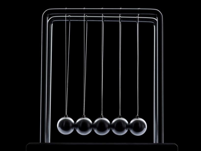 无人,横图,室内,特写,白天,正面,游戏,桌面,桌子,静物,金属制品,撞球,黑色背景,金属,支架,玩,娱乐,书桌,一个,课桌,休闲,益智,摄影,影棚,单个,活动,碰撞,发泄,消遣,智力,钢球,循环,牛顿摆,物理,宣泄,力学,惯性,惯性钢球,牛顿摆球,摇摆球,撞撞球,玩耍,嬉戏,彩图,影棚拍摄,拍摄