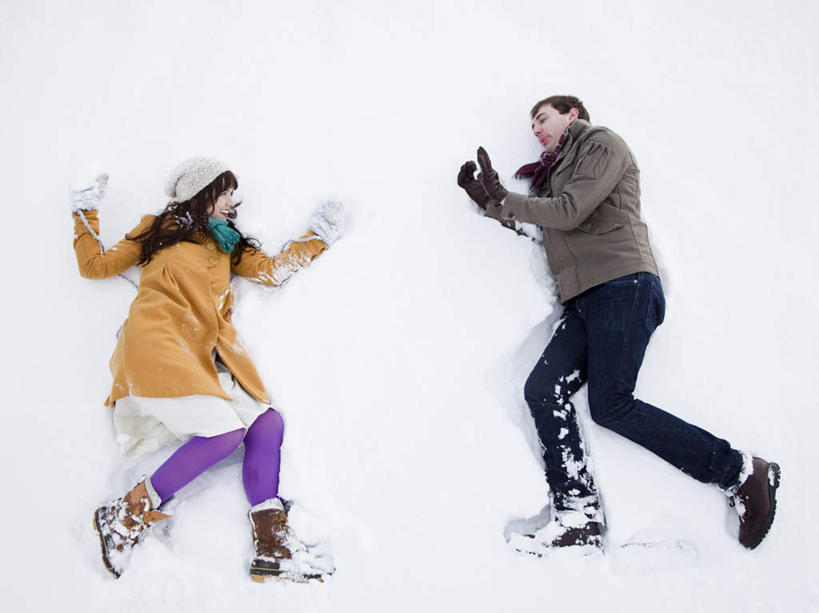 西方人,两个人,躺,伸展双臂,横图,俯视,室外,白天,爱情,雪,大雪,帽子,欧洲,欧洲人,服装,装饰,积雪,雪景,冬季,冬天,棕色,浪漫,注视,靴子,相视,衣服,白色,灰色,手套,观察,看,温暖,温馨,面对面,恩爱,寒冷,恋人,服饰,观看,张开双腿,羽绒服,对视,保暖,华丽,点缀,和睦,察看,互视,御寒,雪地靴,关注,相对,相看,衬托,美观,雅致,雅观,棉帽,严寒,展开双腿,卧着,冬装,男人,男性,年轻男性,年轻女性,女人,女性,白种人,情侣,敞开双臂,伸开双臂,躺着,卧,展开双肩,张开手臂,张开双臂,彩图,高角度拍摄,全身,伴侣,融洽,伸展双腿,冬衣,寒衣